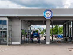TÜV-Prüfstelle mit einem Auto darin