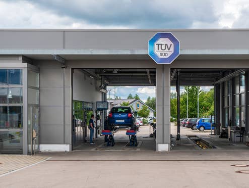 TÜV-Prüfstelle mit einem Auto darin