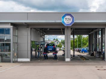 TÜV prüft Auto