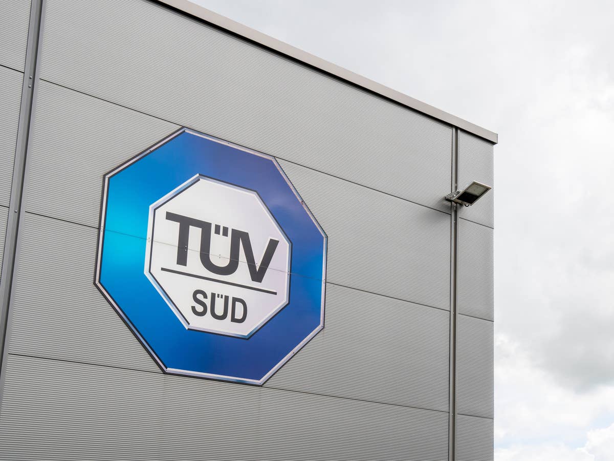 TÜV-Logo an Gebäude