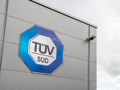 TÜV-Logo an Gebäude