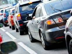 Frühling 2025: Diese 3 TÜV-Tipps müssen alle Autofahrer kennen Autos auf einer Straße