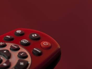 Eine rote TV-Fernbedienung