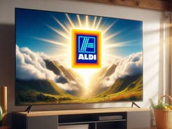 Fernseher steht auf einer Kommode im Wohnzimmer.