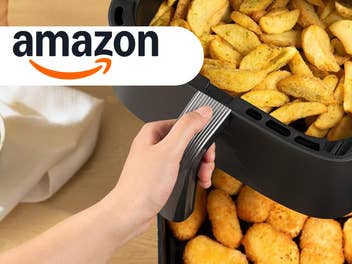 Airfryer in Nahaufnahme, wie jemand den Korb mit Essen rausnimmt. Oben links das Amazon Logo