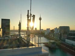 Ein Mobilfunk-Mast oder auch Basistation mit Antennen in der Düsseldorfer Sonne.