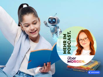 Mädchen mit hochgestrecktem Arm liest lächelnd in einem Buch, im Hintergrund schwebt ein freundlicher Roboter, daneben das Podcast Logo überMORGEN mit Moderatorin.