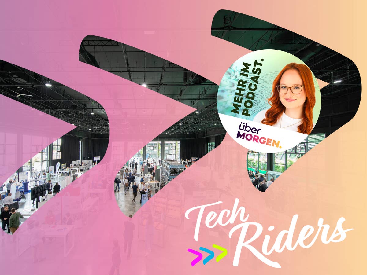 Bild von Podcast-Host Johanna vor einem pink-orangenem Farbverlauf und TechRicers-Logo