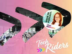 Bild von Podcast-Host Johanna vor einem pink-orangenem Farbverlauf und TechRicers-Logo