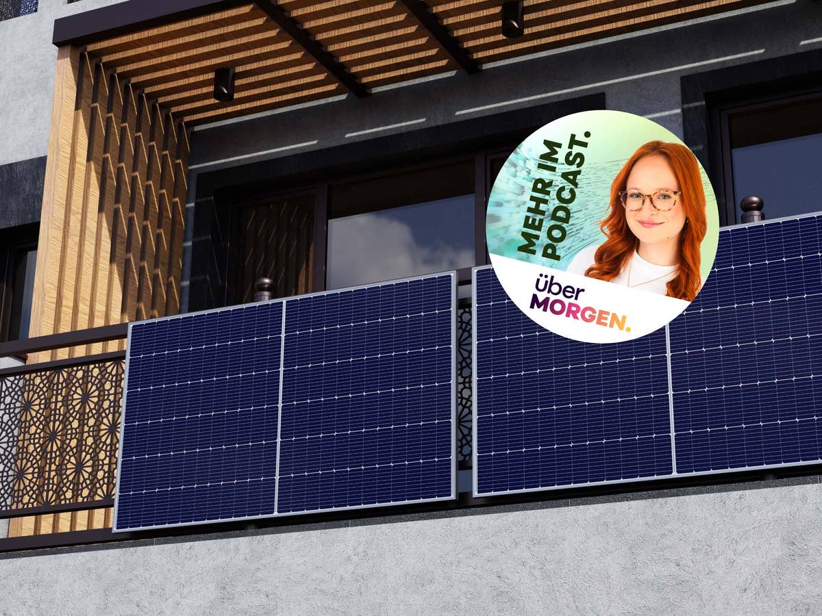 Solarpanel an einem Balkon bilden ein Balkonkraftwerk, darüber ein Logo vom überMORGEN-Podcast