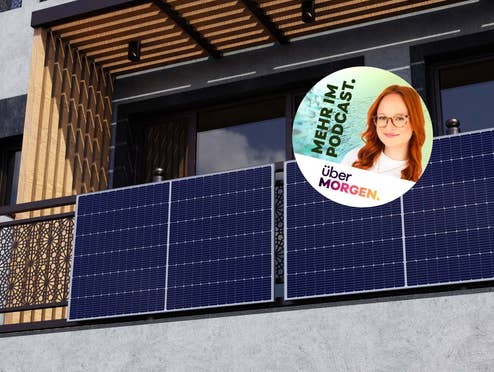 Solarpanel an einem Balkon bilden ein Balkonkraftwerk, darüber ein Logo vom überMORGEN-Podcast