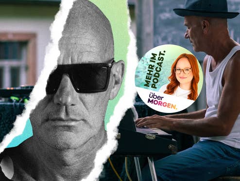 Auf dem Bild ist 2 Mal Dr. Stephan Baumann zu sehen. Einmal spielt Klavier er Klavier und einmal ist ein angeschnittenes Portrait von ihm zu sehen. Darüber liegt ein Button mit der Info „mehr im Podcast“.