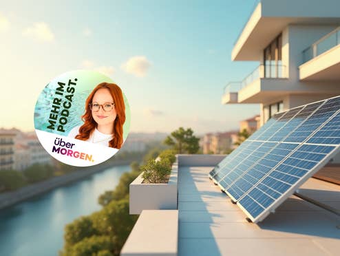 Auf dem Cover ist eine Solaranlage auf einem Balkon in einer schönen Wohnsiedlung zu sehen. Darüber liegt ein Button mit der Info „mehr im Podcast“.