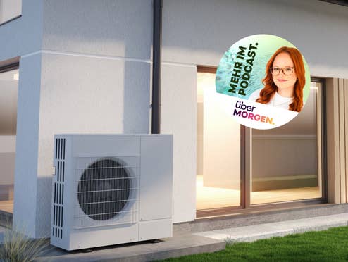 Auf dem Bild ist eine Wärmepumpe vor einem Haus zu sehen. Darüber liegt ein Button mit der Info „mehr im Podcast“.