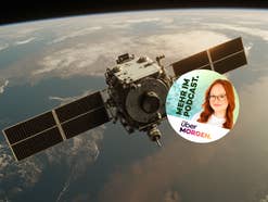 Auf dem Bild ist ein Satellit zu sehen. Darüber liegt ein Button mit der Info „mehr im Podcast“.