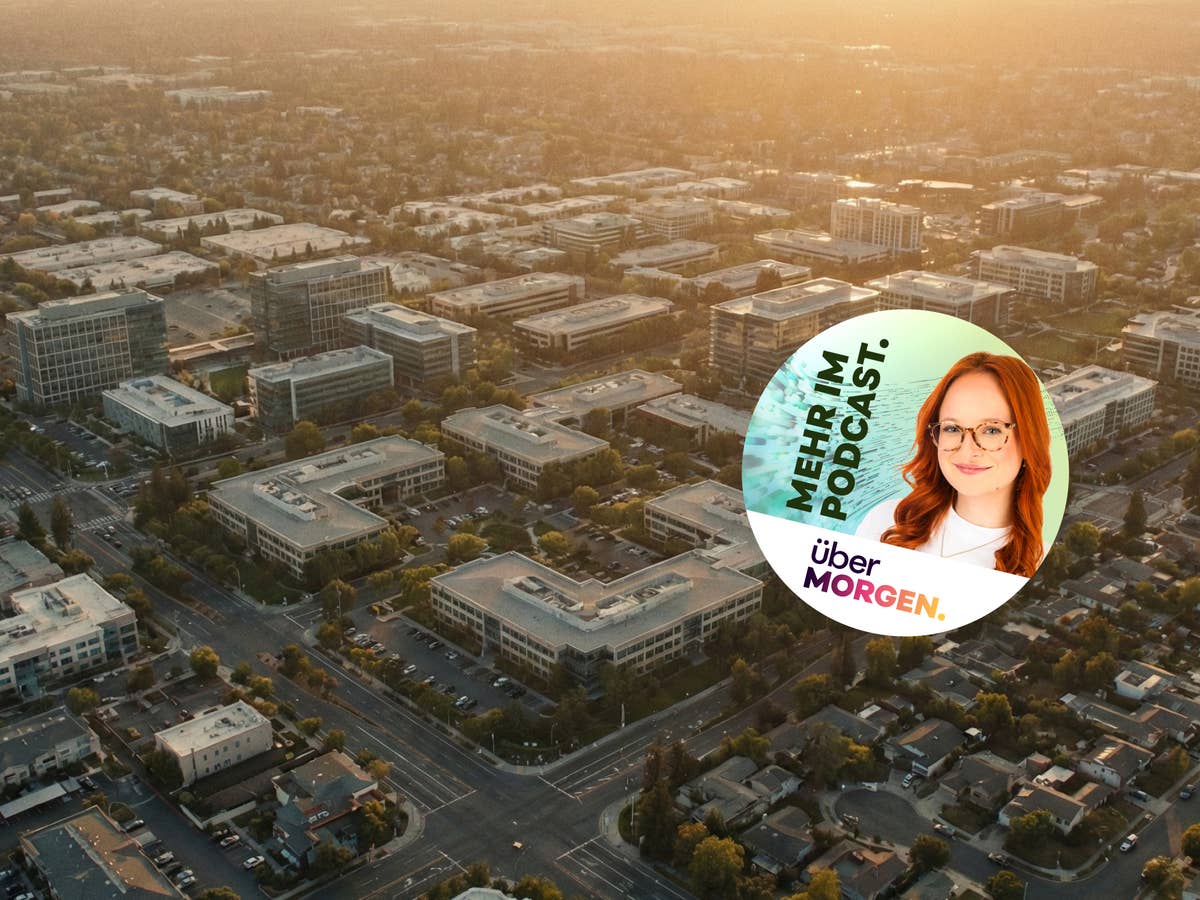 überMORGEN 57 Ein Übermorgen-Logo mit Porträt von Host Johanna und im Hintergrund ein Industriegebäude-Komplex.