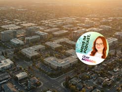 Ein Übermorgen-Logo mit Porträt von Host Johanna und im Hintergrund ein Industriegebäude-Komplex.