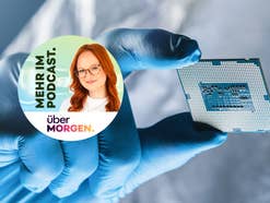 Eine Hand hält einen Chip hoch, daneben ist der Podcast-Host Johanna zu sehen.