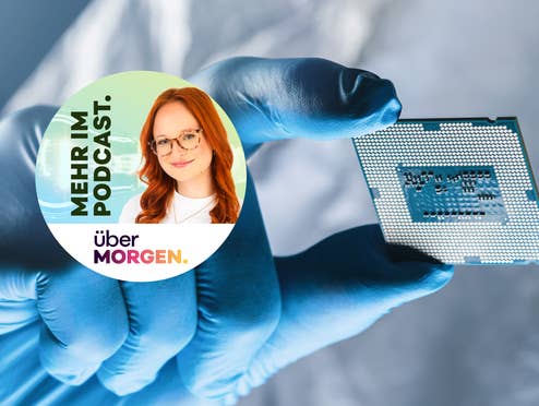 Eine Hand hält einen Chip hoch, daneben ist der Podcast-Host Johanna zu sehen.