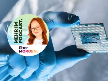 Eine Hand hält einen Chip hoch, daneben ist der Podcast-Host Johanna zu sehen.