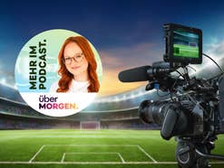 Ein Fußballstadion, eine Kamera und das überMorgen-Logo mit Host Johanna