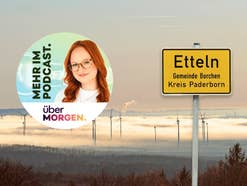Grafische Einblendung des Podcasts „überMORGEN“ mit dem Porträt einer lächelnden, rothaarigen Moderatorin mit Brille links und einem gelben deutschen Ortsschild von Etteln (Gemeinde Borchen, Kreis Paderborn) rechts. Im Hintergrund erstreckt sich eine neblige Landschaft im Morgenlicht, aus der zahlreiche Windkraftanlagen herausragen.