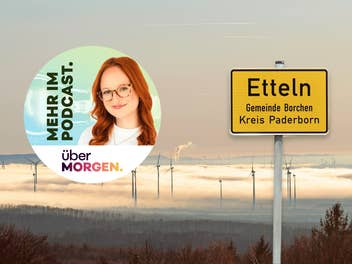 Grafische Einblendung des Podcasts „überMORGEN“ mit dem Porträt einer lächelnden, rothaarigen Moderatorin mit Brille links und einem gelben deutschen Ortsschild von Etteln (Gemeinde Borchen, Kreis Paderborn) rechts. Im Hintergrund erstreckt sich eine neblige Landschaft im Morgenlicht, aus der zahlreiche Windkraftanlagen herausragen.