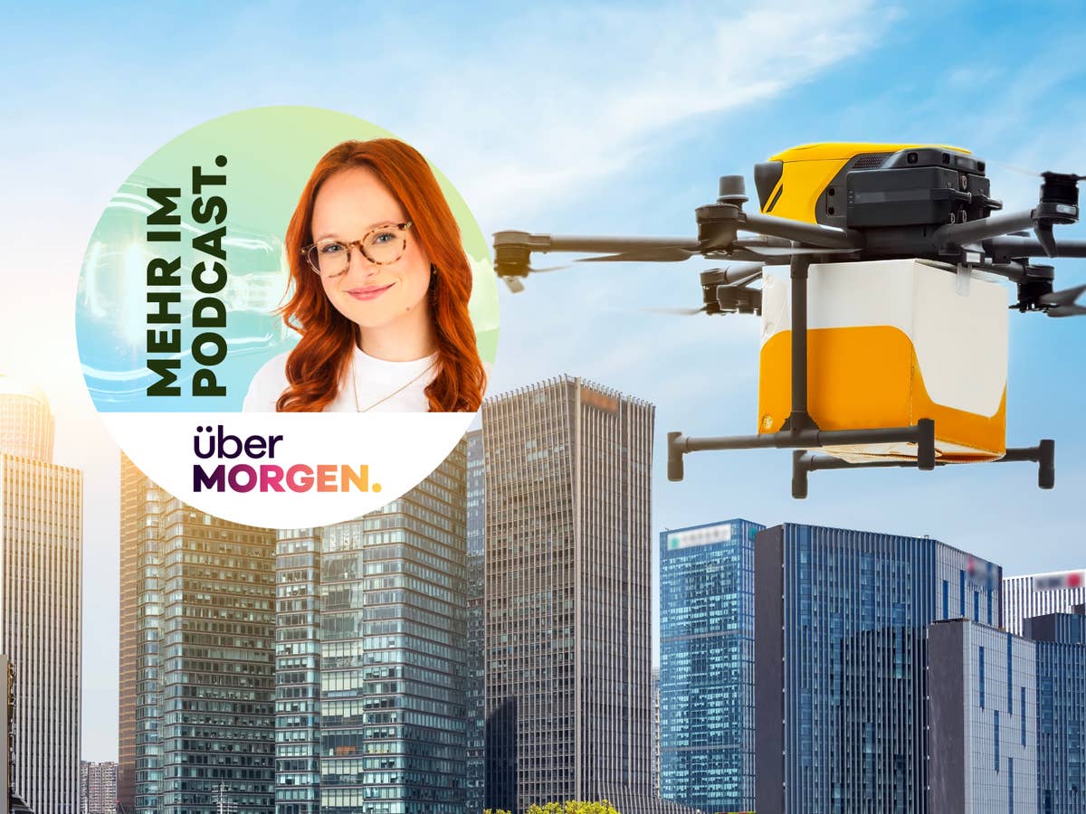 uebermorgen-episode-77-news-16-9 Gelb-weiße Lieferdrohne mit Paket fliegt vor der Hochhaus-Skyline einer chinesischen Großstadt.