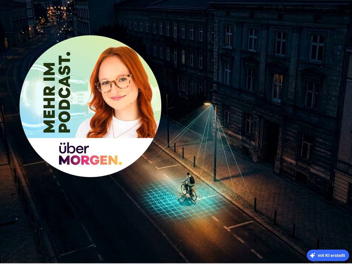 uebermorgen-episode-80-news-16-9 Nachtaufnahme einer Straße, auf der eine Straßenlaterne einen vorbeifahrenden Radfahrer per Sensor erkennt und aufleuchtet, im Vordergrund das Podcast-Cover von übermorgen.