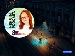Nachtaufnahme einer Straße, auf der eine Straßenlaterne einen vorbeifahrenden Radfahrer per Sensor erkennt und aufleuchtet, im Vordergrund das Podcast-Cover von übermorgen.
