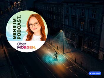 Nachtaufnahme einer Straße, auf der eine Straßenlaterne einen vorbeifahrenden Radfahrer per Sensor erkennt und aufleuchtet, im Vordergrund das Podcast-Cover von übermorgen.