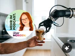 ein Roboterarm reicht einem Menschen ein Kaffeegetränk in einer Küche, davor ein Podcast-Logo-Ausschnitt