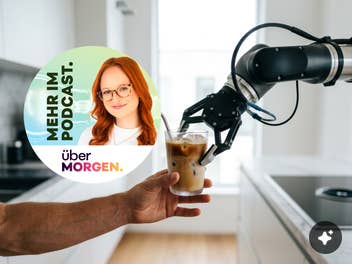 Smart oder nicht? Die neuesten Küchen- und Haushaltstrends ein Roboterarm reicht einem Menschen ein Kaffeegetränk in einer Küche, davor ein Podcast-Logo-Ausschnitt