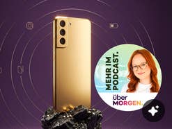Goldenes Smartphone mit drei Kameras steht auf dunklen Gesteinsbrocken vor violettem Hintergrund. Um das Gerät herum verlaufen goldene Kreise mit Symbolen für Kamera, Prozessor, Akku und faltbares Handy. Rechts ist das Podcast-Cover von überMORGEN mit der Moderatorin und dem Schriftzug „Mehr im Podcast“ zu sehen.