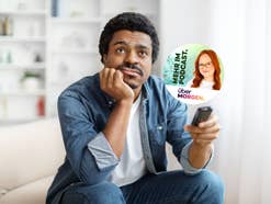 Gelangweilter Mann sitzt auf der Couch mit der Fernbedienung. Ein Sticker auf dem Bild verweist auf den Podcast überMORGEN.