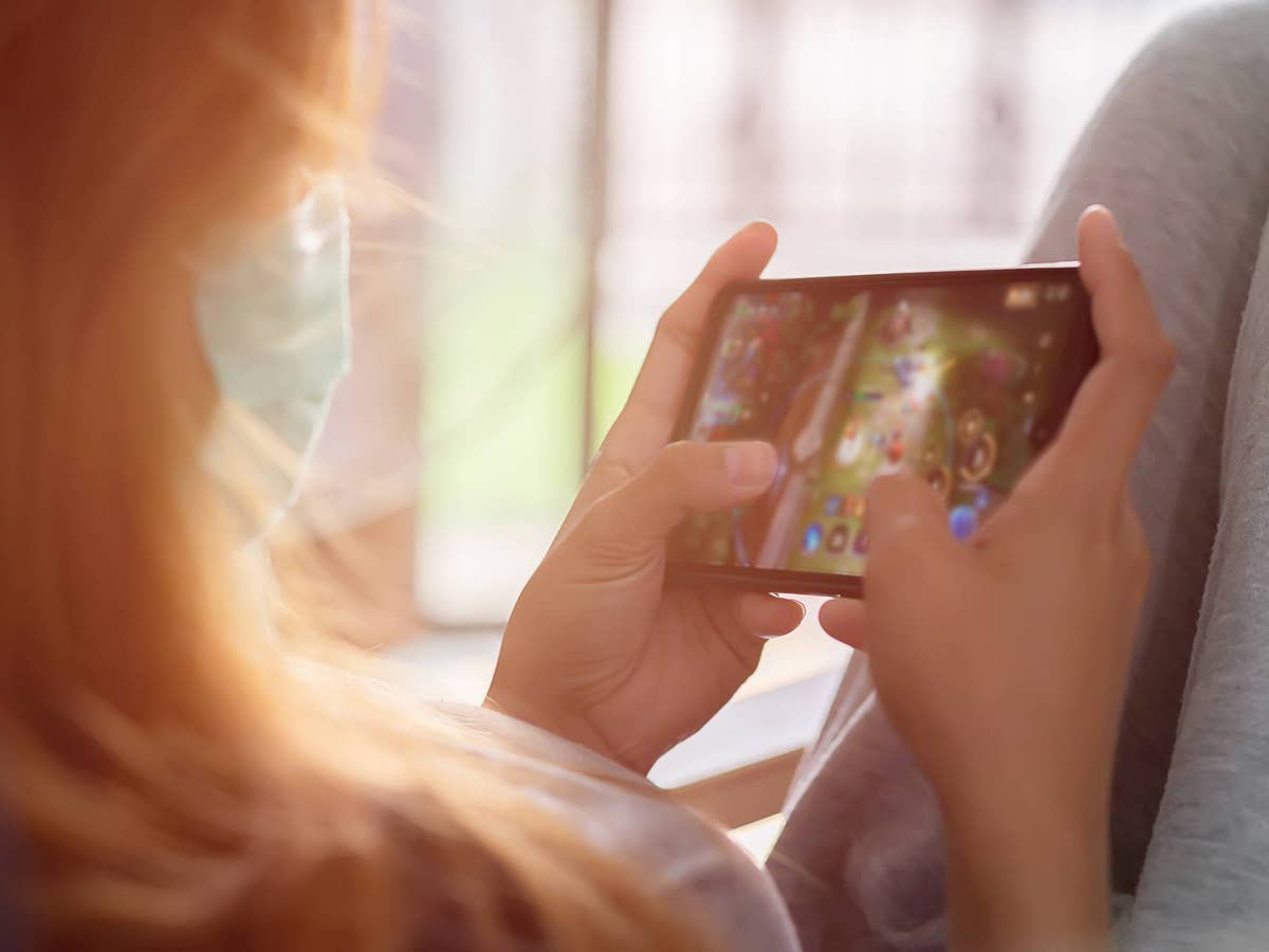 Frau spielt ein Spiel auf einem Smartphone.