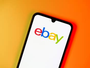 ebay-Logo auf einem Smartphone-Display.