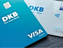 DKB Kreditkarte und DKB Girocard liegen auf einem Tisch.