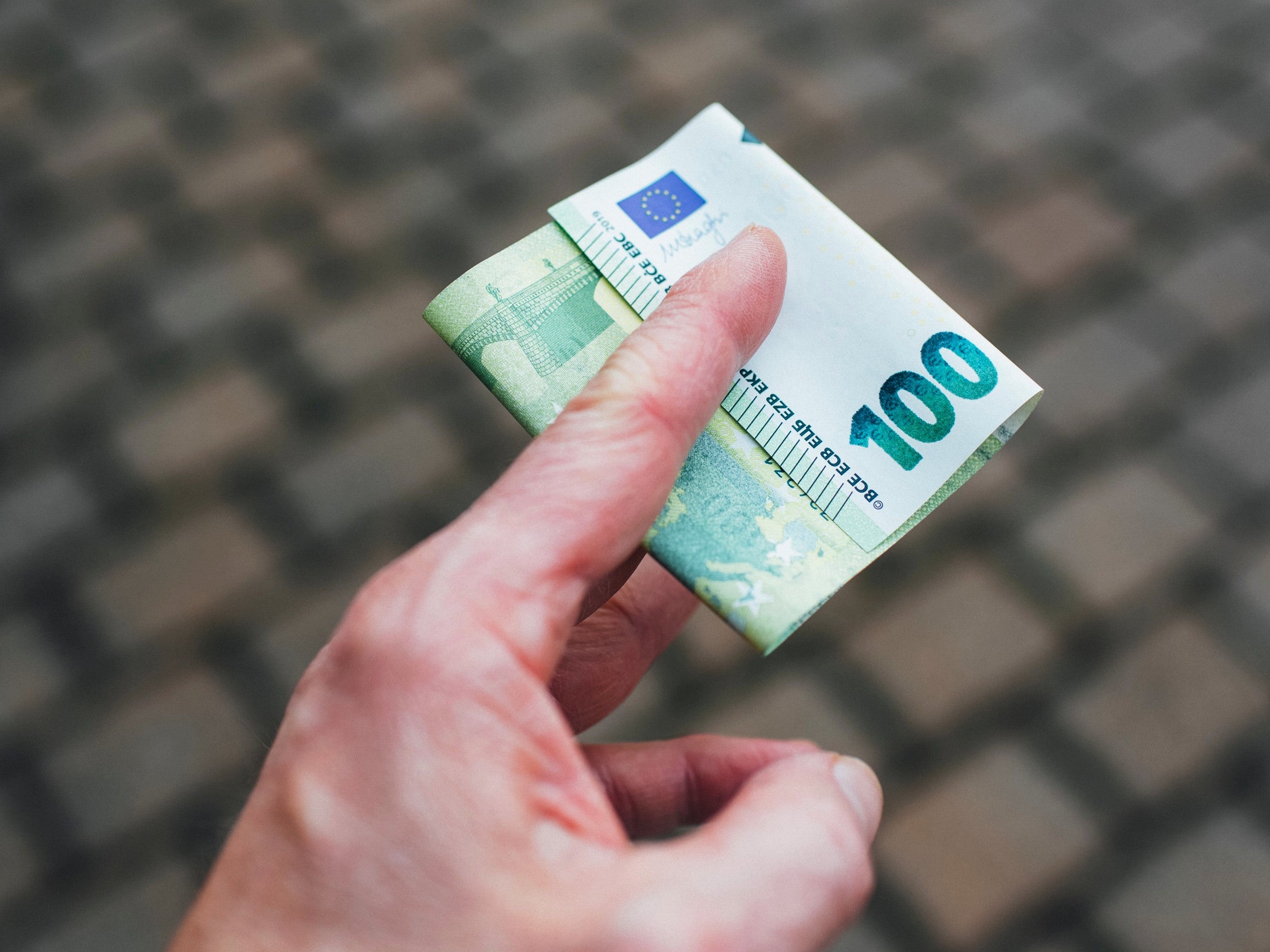 #Überraschung: Fast eine Million Deutsche bekommen 100 Euro geschenkt