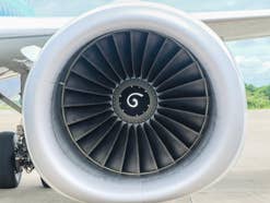 Triebwerk eines Flugzeugs in der Nahaufnahme.