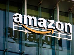 Amazon Logo auf Gebäude