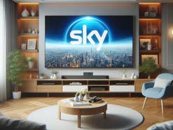 Logo von Sky auf einem Fernseher in einem Wohnzimmer.