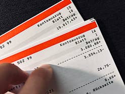 Überweisung wird anders: Diese neue Regel sollten Bank-Kunden kennen Überweisung wird anders: Diese neue Regel sollten Bank-Kunden kennen