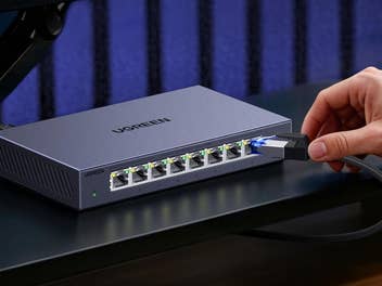 Ein Switch in den ein LAN-Kabel eingesteckt wird