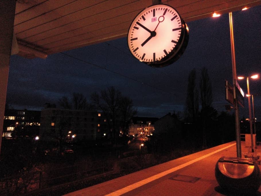 Uhr an Bahnhaltestelle