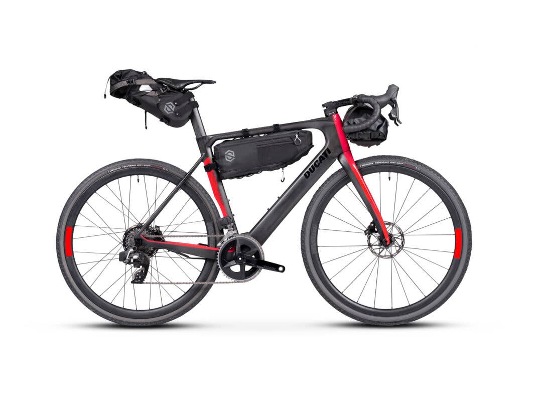 Das neue Ducati Futa All Road wird mit einem Bikepacking-Set geliefert.