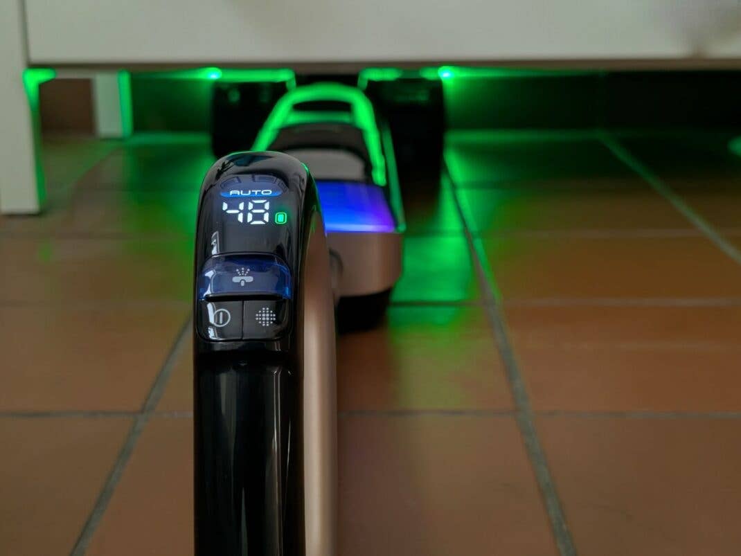 Um 180 Grad geneigt kommt man mit dem Tineco problemlos unter niedrige Möbel