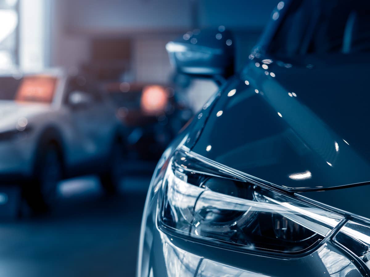 Umweltbonus: Hier gibt’s noch Geld für E-Autos Auto stehen in einem Autohaus.
