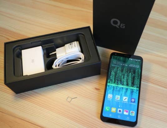 Unboxing LG Q6