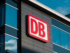 Logo der Deutschen Bahn an einem Gebäude.